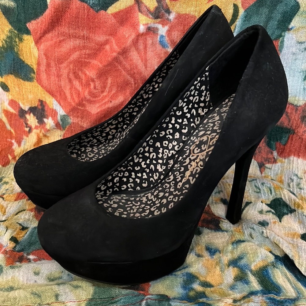 Jessica Simpson! Black Heels!